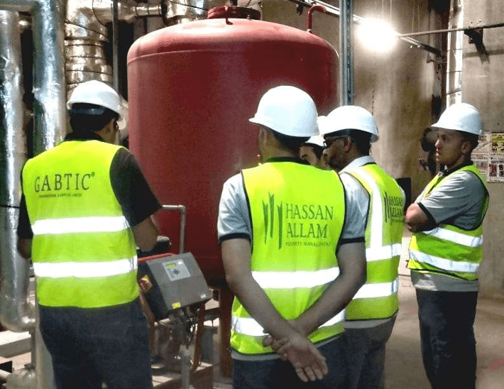 فريق جابتيك في الموقع يشرح للعميل تركيبات غرفة المعدات.